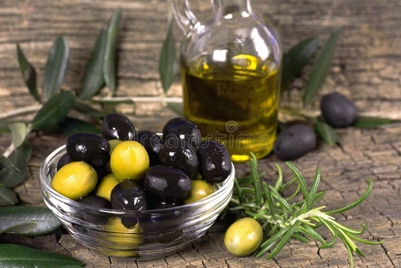 Olives noires et vertes photo stock. Image du sain, olive 39693910