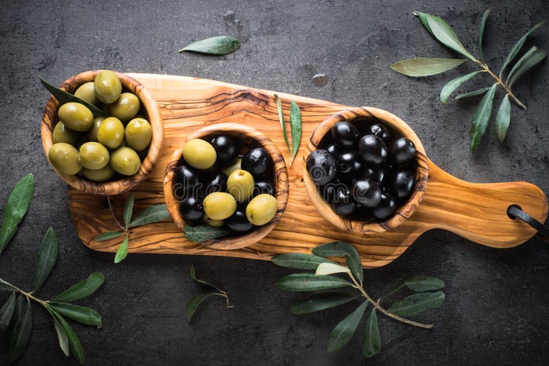 Olives noires et vertes photo stock. Image du nourriture 39693910