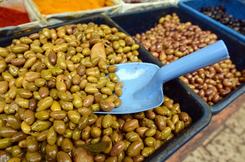Olives sur l'affichage sur le marché du Moyen-Orient de nourriture photo libre de droits Olives sur l'affichage sur le marché du Moyen-Orient de nourriture photo libre de droits