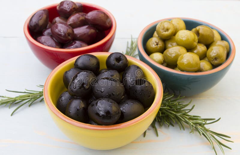 Tři různé misky oliv.