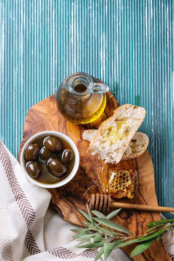 Apéritif Italien Servi Sur Une Planche À Découper En Bois Rustique