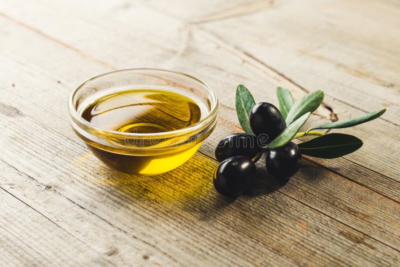 Oliwa z oliwek z liśćmi i oliwkami