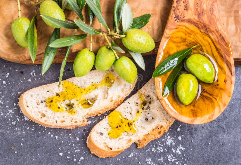 Oliwa z oliwek, oliwki i chleb