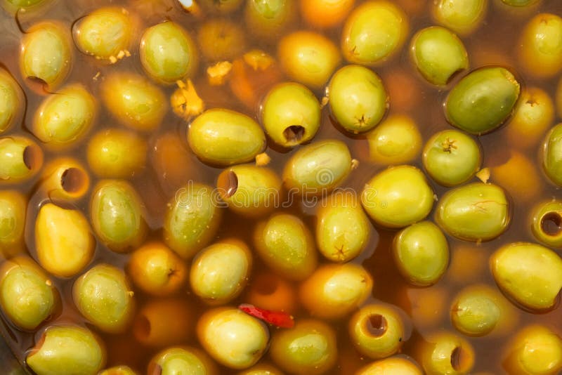 Oliwki zielone z gorącą papryką chili marynowane w ostrej solance na rynku rolniczym Lokalna produkcja rzemieślnicza w regionie ś obrazy royalty free Oliwki zielone z gorącą papryką chili marynowane w ostrej solance na rynku rolniczym Lokalna produkcja rzemieślnicza w regionie ś obrazy royalty free