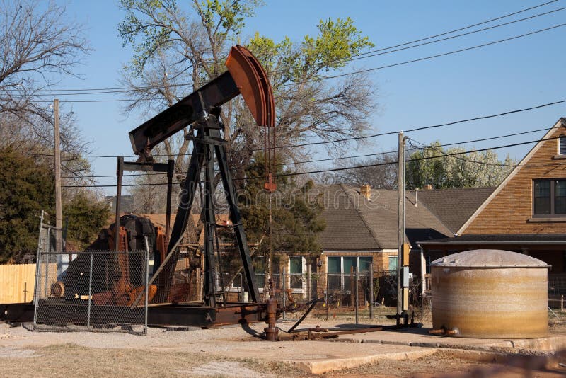 Olje- brunn som pumpar enheten i oklahoma city, Oklahoma arkivbilder Olje- brunn som pumpar enheten i oklahoma city, Oklahoma arkivbilder
