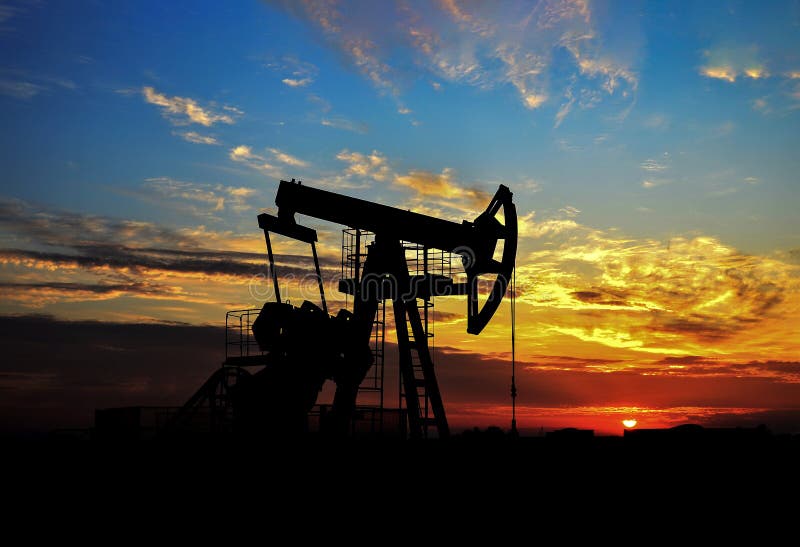 Oljeborrning vid ökenoljefält för produktion av fossila bränslen och råoljeproduktion från marken Oljeborrplattform och oljepump