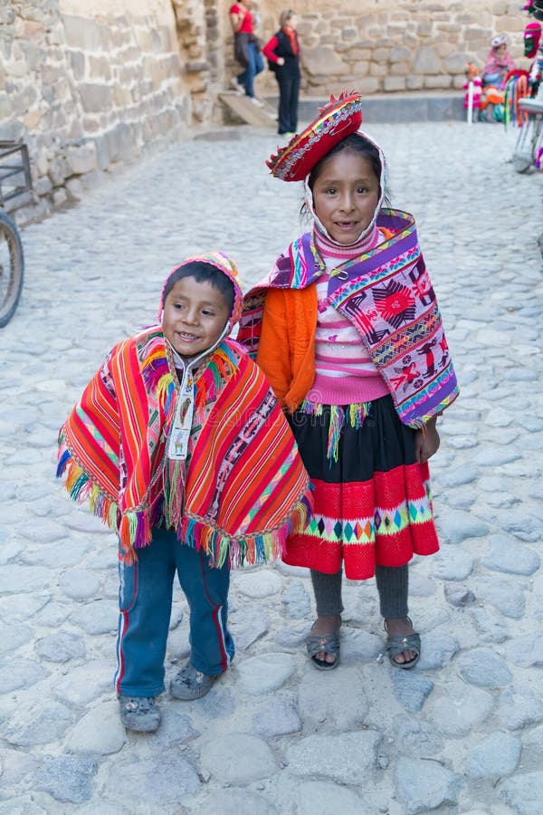 Ollantaytambo, Перу - около июнь 2015: Дети в традиционных перуанских одеждах в Ollantaytambo, Перу стоковые изображения Ollantaytambo, Перу - около июнь 2015: Дети в традиционных перуанских одеждах в Ollantaytambo, Перу стоковые изображения
