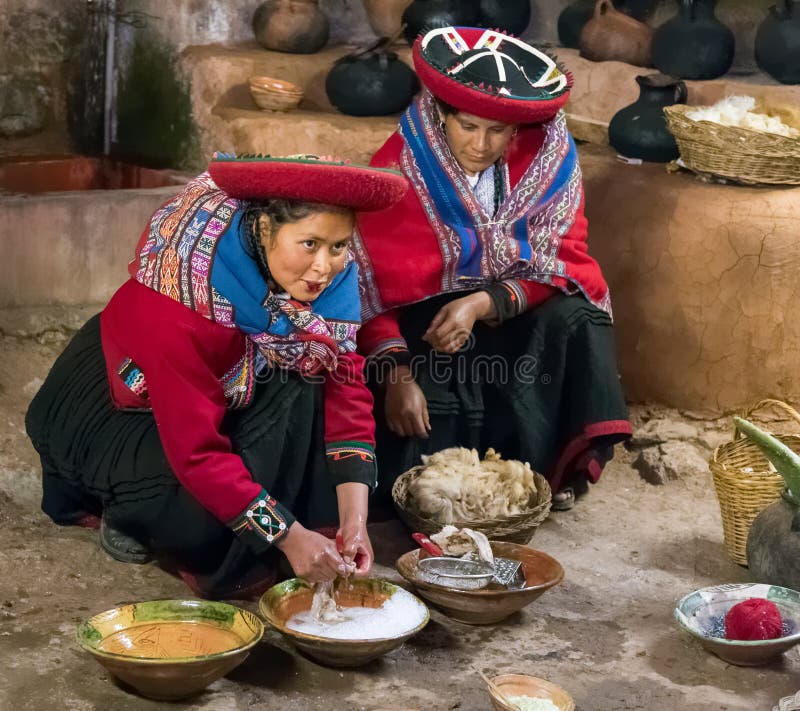 Ollantaytambo, Перу - около июнь 2015: Женщины в традиционных перуанских одеждах используют естественные краски для шерстей альпа стоковые изображения Ollantaytambo, Перу - около июнь 2015: Женщины в традиционных перуанских одеждах используют естественные краски для шерстей альпа стоковые изображения