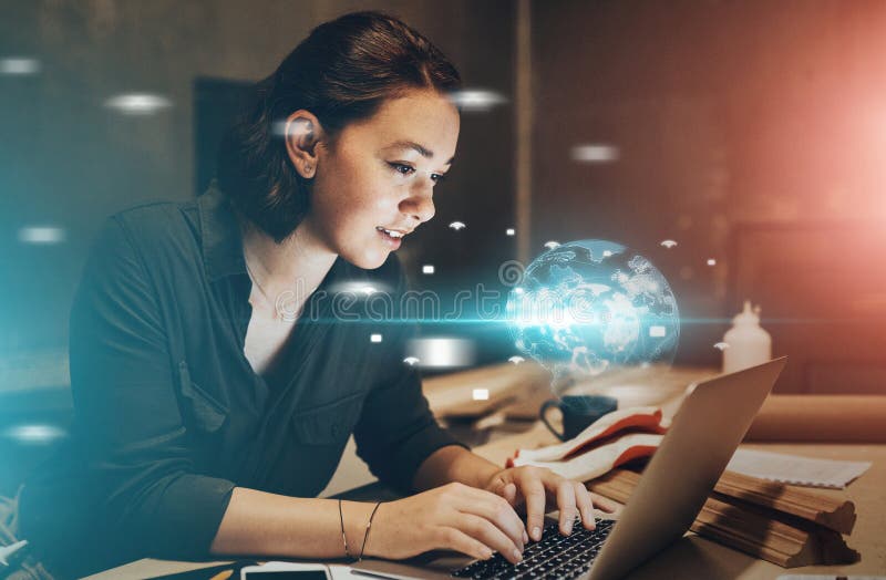 Ologramma portatile e donna d'affari di notte per la connessione globale online e la ricerca. ufficio professionale immagini stock libere da diritti