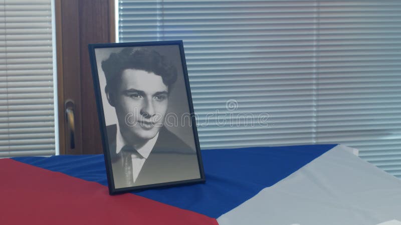 OLOMOUC, REPÚBLICA CHECA, EL 16 DE ENERO DE 2019: Estudiante del retrato de Jan Palach y República Checa de la bandera, sitio de fotografía de archivo libre de regalías OLOMOUC, REPÚBLICA CHECA, EL 16 DE ENERO DE 2019: Estudiante del retrato de Jan Palach y República Checa de la bandera, sitio de fotografía de archivo libre de regalías