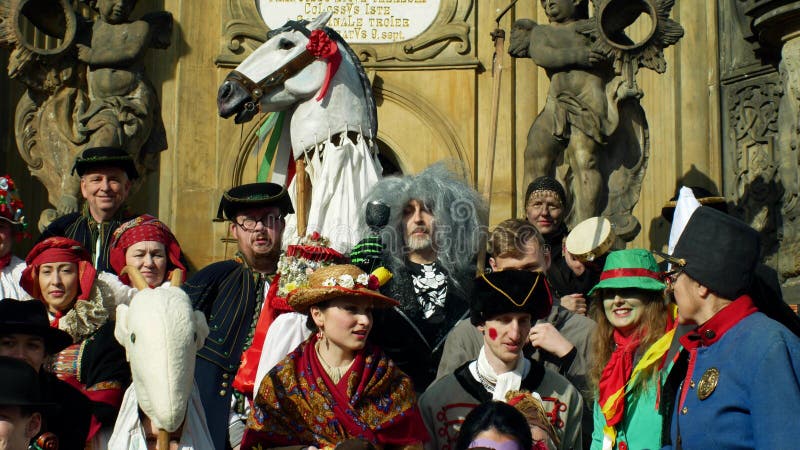 OLOMOUC, REPÚBLICA CHECA, O 29 DE FEVEREIRO DE 2019: Coluna do praga da herança do festival das máscaras da celebração de Masopus foto de stock OLOMOUC, REPÚBLICA CHECA, O 29 DE FEVEREIRO DE 2019: Coluna do praga da herança do festival das máscaras da celebração de Masopus foto de stock
