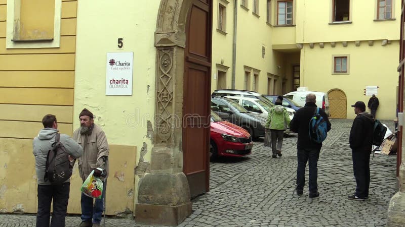 OLOMOUC, REPÚBLICA CHECA, O 3 DE JANEIRO DE 2018: O centro desabrigado para o socialmente fraco, a possibilidade da caridade de a