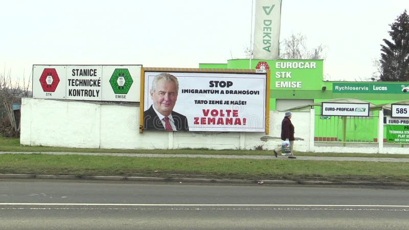 OLOMOUC, RÉPUBLIQUE TCHÈQUE, LE 18 JANVIER 2018 : Panneau d'affichage à l'appui de la candidature de Milos Zeman dans l'élection