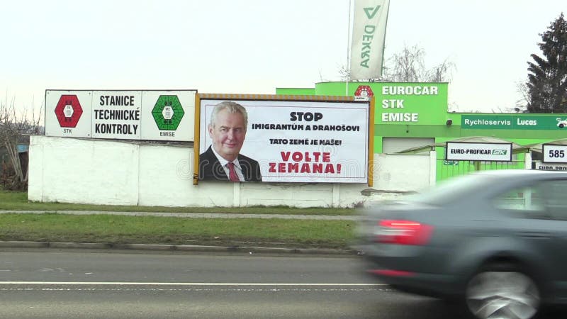 OLOMOUC, RÉPUBLIQUE TCHÈQUE, LE 18 JANVIER 2018 : Panneau d'affichage à l'appui de la candidature de Milos Zeman dans l'élection