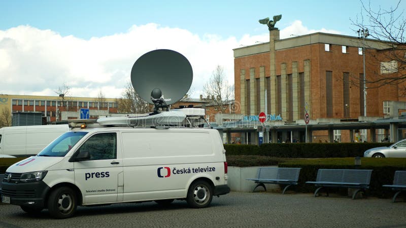 Olomouc Tschechische Republik am 3. Januar 2020 : Satellitenfernsehenauto für den Livesendung Fernsehmodernen Satelliten