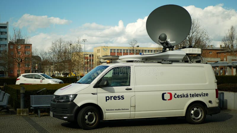 Olomouc Tschechische Republik am 3. Januar 2020 : Satellitenfernsehenauto für die Fernsehnachrichtenantennentechnologie Livesendun