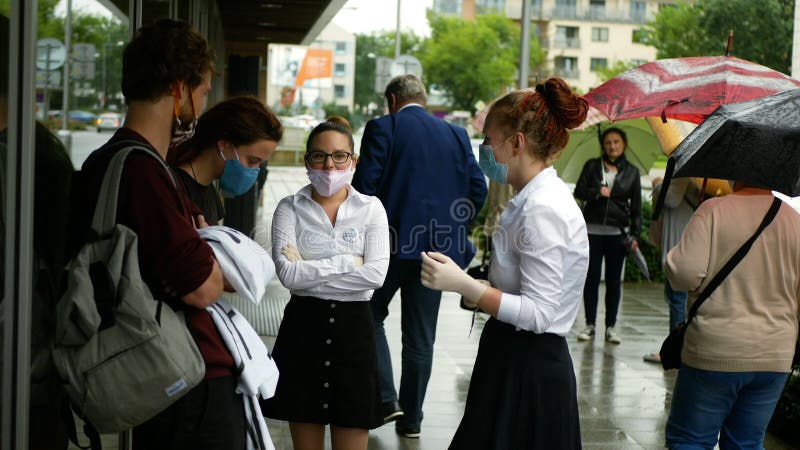 Olomouc Tschechische Republik am 22. Juni 2020 : Gemeinsames Rathaus olomouc Hygienepraxis Handschuhe der Coronavirus Maskengesich