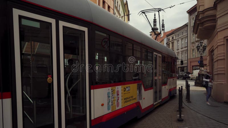 Olomouc Tschechische Republik kann 2019 : zwei Straßenbahnen, die durch die alte Straße passieren
