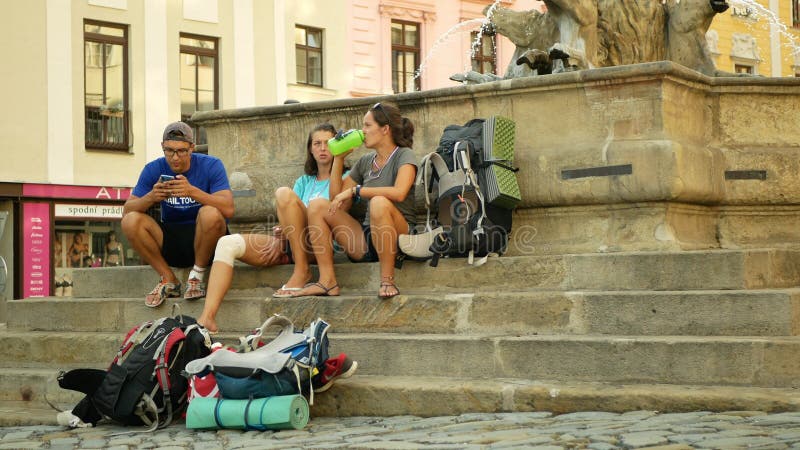 Olomouc, Tschechische Republik, 25. Mai 2019: Studierende, die auf Reisen um die Welt reisen, junge Menschen mit einem