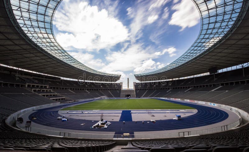 Olympia Stadium de Berlin l'Olympiastadion actuel a été à l'origine construite pour les 1936 Jeux Olympiques d'été photographie stock Olympia Stadium de Berlin l'Olympiastadion actuel a été à l'origine construite pour les 1936 Jeux Olympiques d'été photographie stock