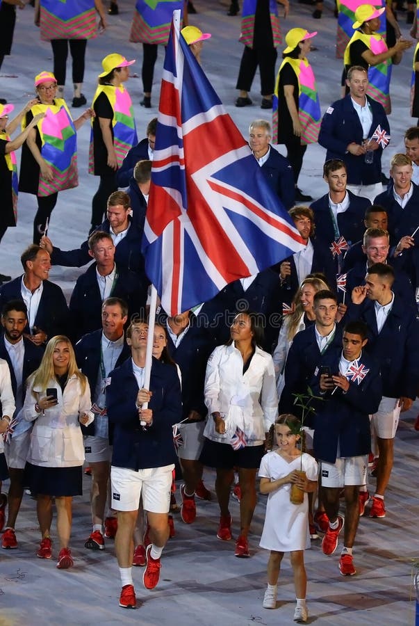 Olympischer Meister Andy Murray, der die Flagge Vereinigten Königreichs führt die Olympiamannschaft Großbritannien in Rio-Eröffnu lizenzfreie stockbilder Olympischer Meister Andy Murray, der die Flagge Vereinigten Königreichs führt die Olympiamannschaft Großbritannien in Rio-Eröffnu lizenzfreie stockbilder