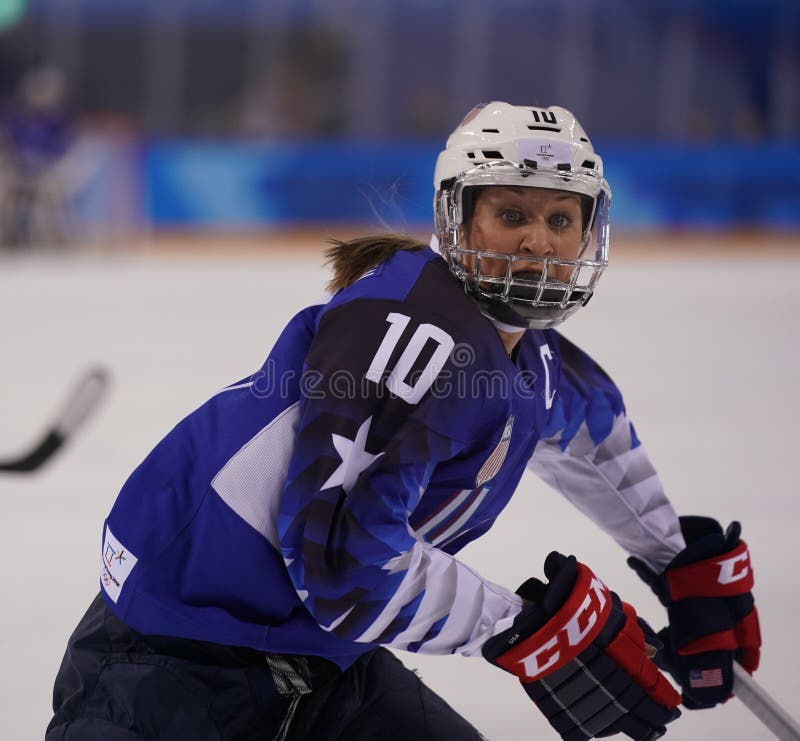 Olympisches Meister Team USA captain Meghan Duggan in der Aktion gegen Team Olympic Athlete von Russland lizenzfreie stockfotos Olympisches Meister Team USA captain Meghan Duggan in der Aktion gegen Team Olympic Athlete von Russland lizenzfreie stockfotos