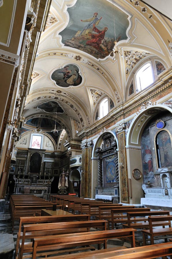 Om annunziata molise molise moderkyrka. royaltyfria bilder