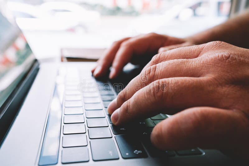Om care lucrează la laptop și care găsește informații stock photos