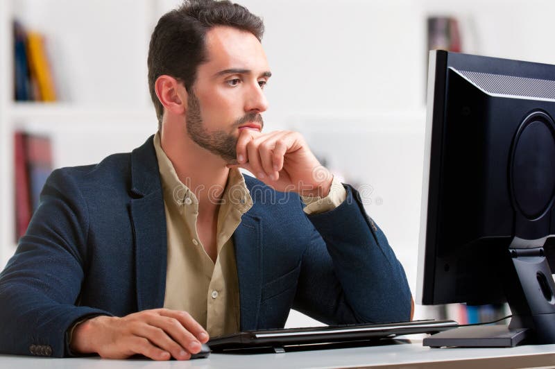 Om care se uită la un monitor de calculator royalty free stock photography