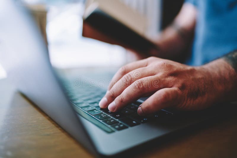 Om care utilizează laptop în timp ce efectuează activități profesionale stock photos