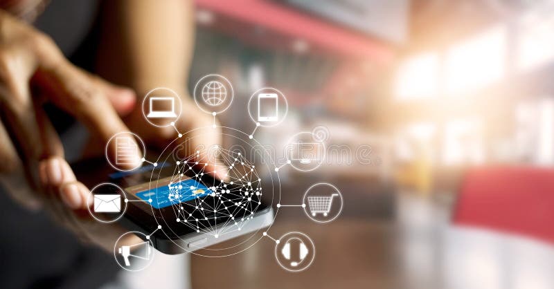 Om care utilizează plăți mobile online pentru cumpărături și conexiune la rețea pentru clienți pe ecran stock image