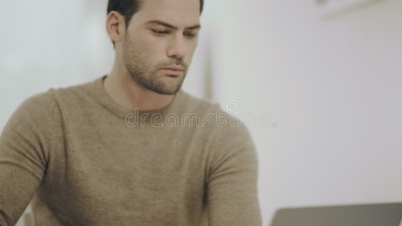 Om concentrat care caută calculator în birou. persoană de afaceri închisă care ia dispozitive mobile stock video footage