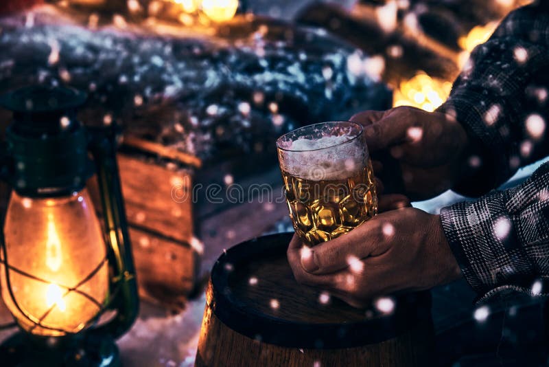 Om cu un pahar de bere la noapte de iarnă royalty free stock photos