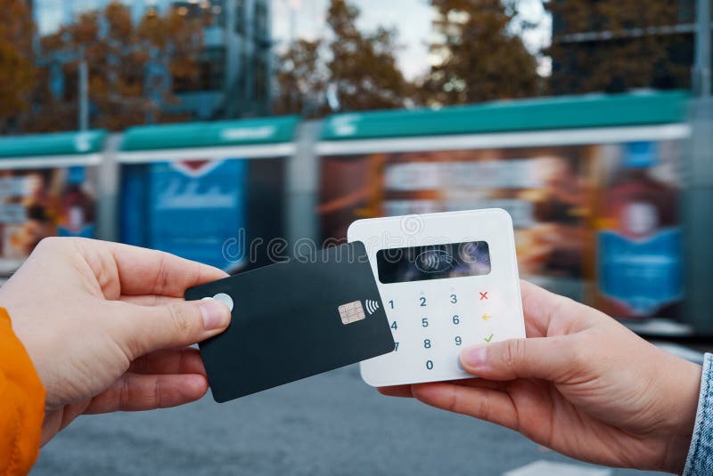 Om cultură care efectuează plata fără contact pentru autobuz stock image