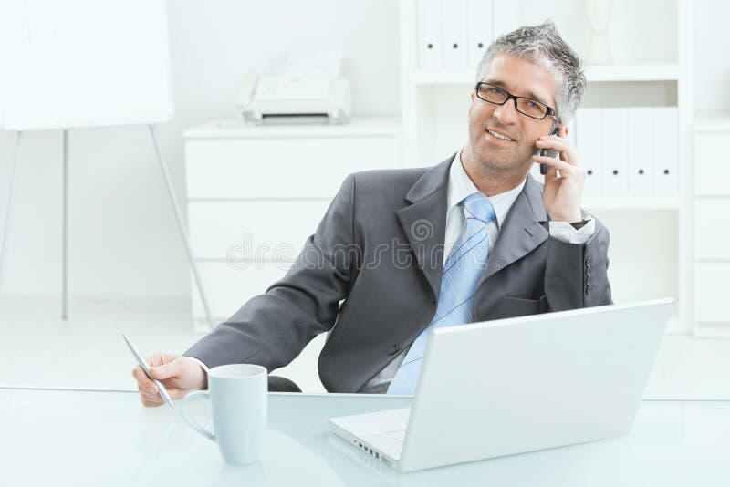 Om de afaceri care lucrează la birou stock image