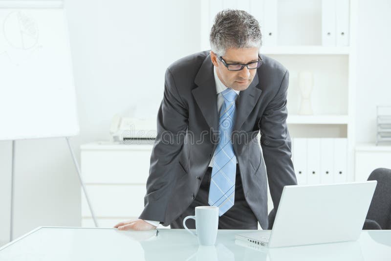 Om de afaceri care lucrează la birou stock photography