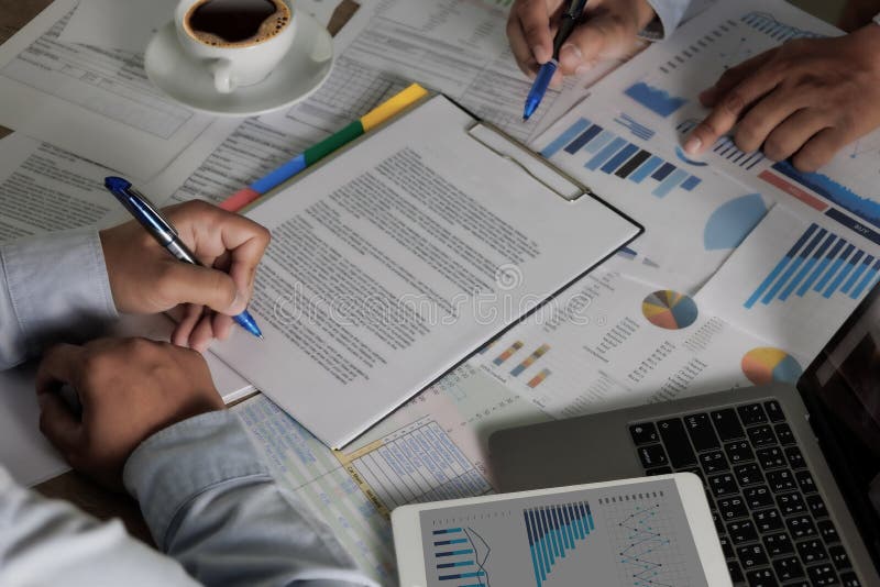 Om de afaceri care lucrează la un computer de tip notebook pe birou și pe hârtie pentru semnarea contractului stock photo