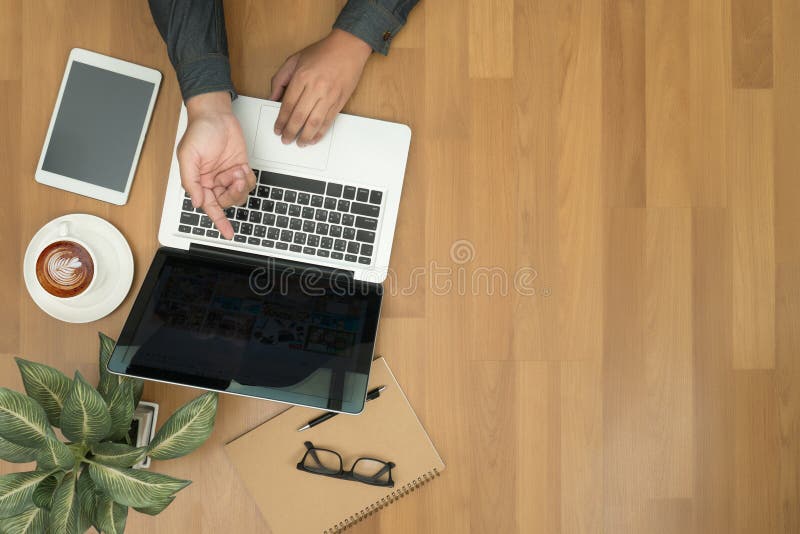 Om de afaceri care lucrează pe masa de birou cu tabletă digitală și cu m royalty free stock image