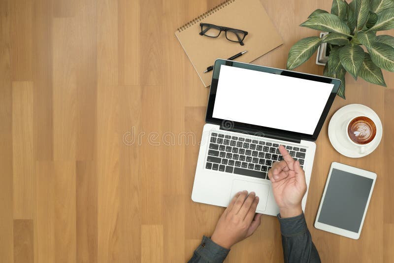Om de afaceri care lucrează pe masa de birou cu tabletă digitală și cu m royalty free stock images