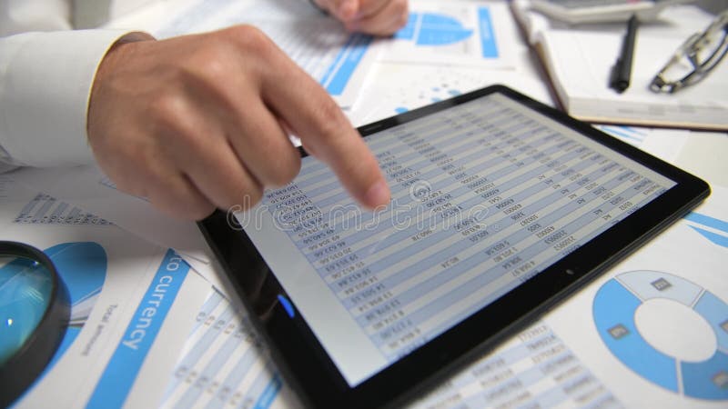Om de afaceri care lucrează și calculează lecturi și scrie rapoarte. PC tabletă. închidere tabel angajat birou. activități financi stock footage