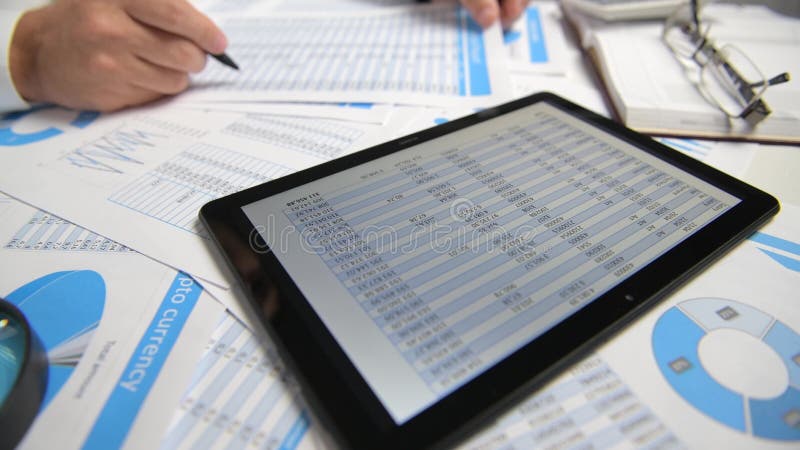 Om de afaceri care lucrează și calculează lecturi și scrie rapoarte. PC tabletă. închidere tabel angajat birou. activități financi stock video footage