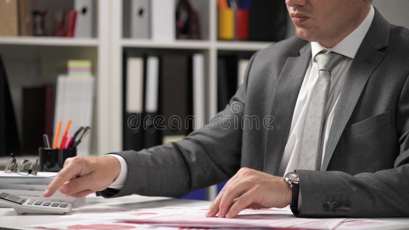 Om de afaceri care lucrează și calculează lecturi și scrie rapoarte. închidere tabel angajat birou. conc pentru contabilitatea fin stock footage