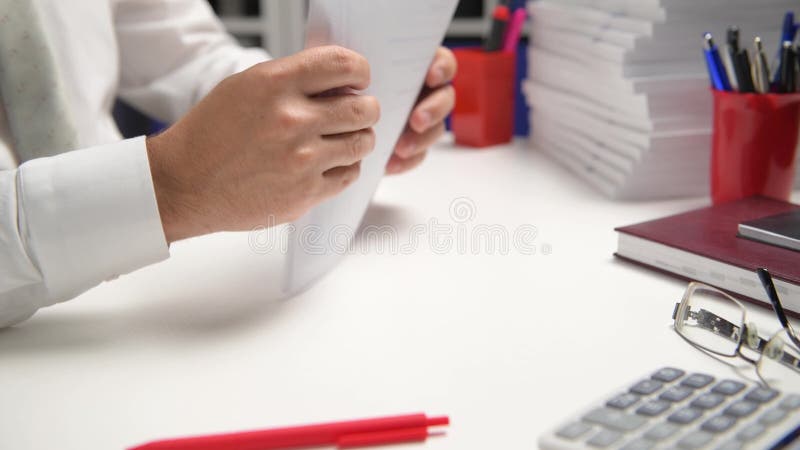 Om de afaceri care lucrează și calculează lecturi și scrie rapoarte. închidere tabel angajat birou. conț de contabilitate financia stock footage