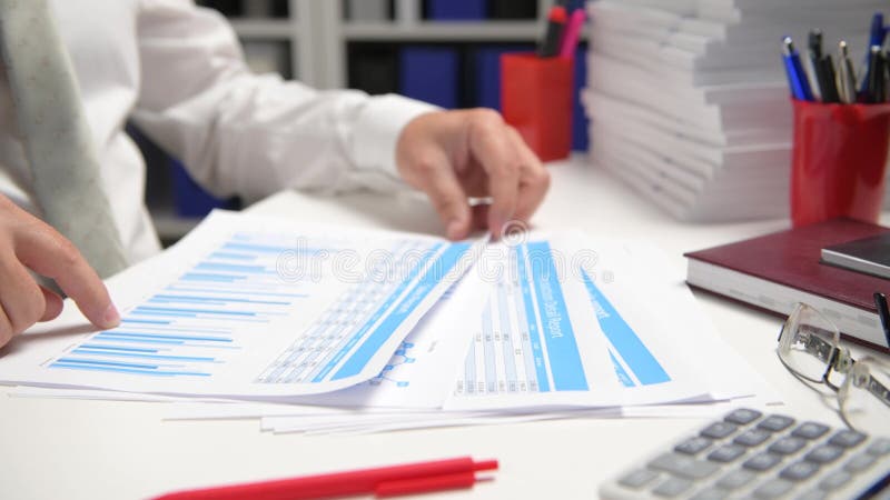 Om de afaceri care lucrează și calculează lecturi și scrie rapoarte. închidere tabel angajat birou. conț de contabilitate financia stock video footage