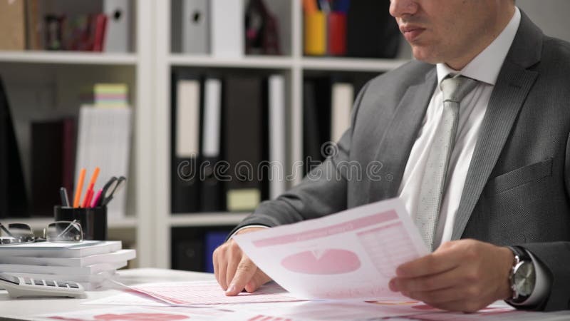 Om de afaceri care lucrează și calculează lecturi și scrie rapoarte. închidere tabel angajat birou. conț de contabilitate financia stock footage