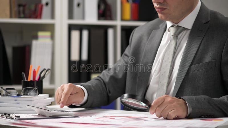 Om de afaceri care lucrează și calculează lecturi și scrie rapoarte. închidere tabel angajat birou. conț de contabilitate financia stock video footage