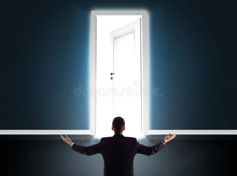 Om de afaceri care se uită la o ușă mare și strălucitoare deschisă royalty free stock photography