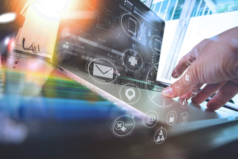 Om de afaceri care utilizează plăți prin telefon mobil inteligent pentru cumpărături online comni Channel Tabletă digitală pentru stock images
