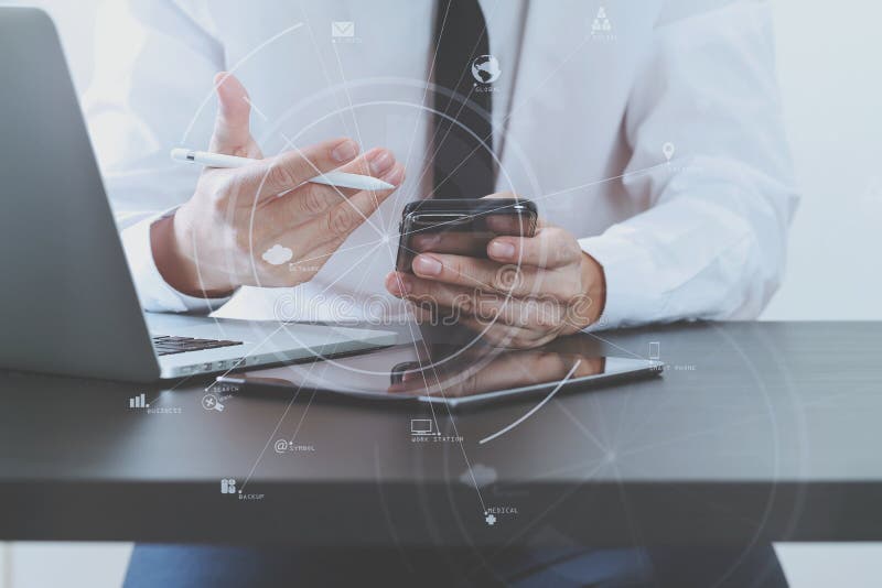 Om de afaceri care utilizează plăți prin telefon mobil inteligent pentru cumpărături online Comni Channel Tabletă digitală pentru stock photos