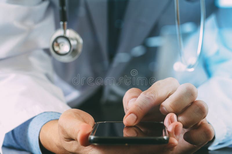 Om de afaceri care utilizează plăți prin telefon mobil inteligent pentru cumpărături online Comni Channel Tabletă digitală pentru royalty free stock photography